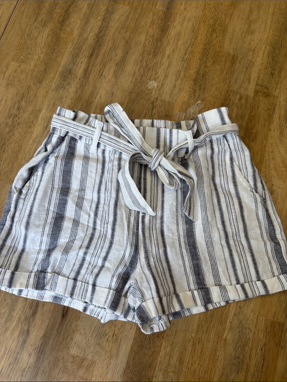 Rewash High-Waist Tie-Belt Striped Shorts - White & Gray